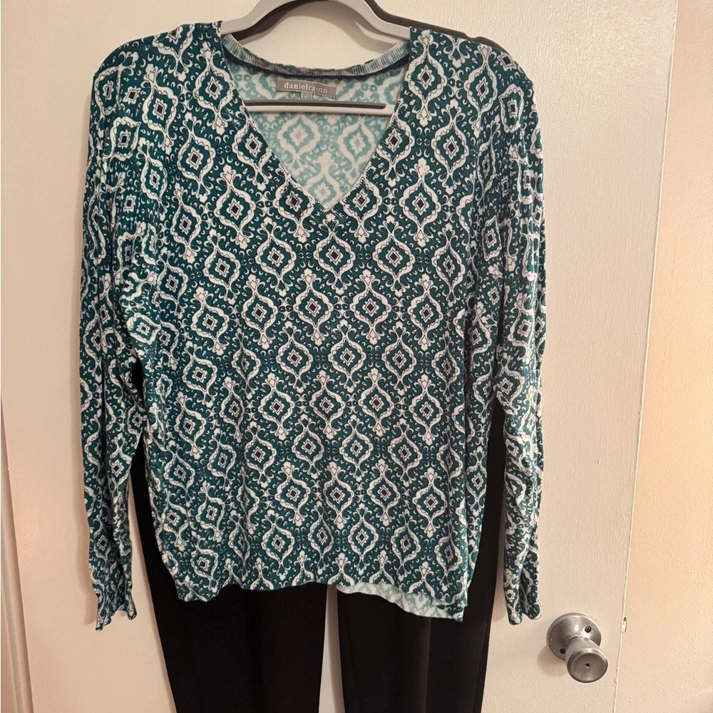 Daniel Rainn Aria Paisley Teal and White V-Neck Pullover Sweater XL